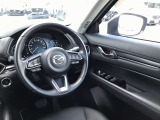 ドライバーが心に余裕をもって運転に集中できること、助手席や後席からもすっきりと前を見通せる空間の起点となり、全員が安心してドライブを楽しめることをモットーにシンプルなレイアウトとなっています。
