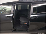 サンルーフで明るさと開放感もグーンとアップ!中古車市場では人気の装備です、捜している方も多いんですよ。