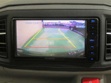 車両後方の映像を映すバックモニター。進路を確認しながら安全に車庫入れできます。