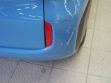 コーナーセンサーを車の前後に装備。障害物までの距離に応じて警告音を変えてお知らせ。縦列駐車時や駐車場・車庫などでの取り回しをサポートします。詳細は販売店スタッフまでおたずねください。