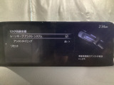 ハンドル操作をアシストすることにより車線からの逸脱回避を支援します。