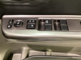 ハンドルの右側に電動格納付きパワーミラーの操作スイッチがついています。左右のサイドミラーの角度調節も微調整ができて便利です。パワーウインドウは運転席でドア4枚とも上下の操作ができるようになっています。