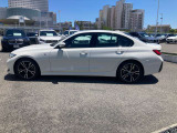 【拘りのFR】BMWが多く採用するFR車。ダイレクトでスポーティな加速感・シャープなハンドリングを実現。縦置きエンジンレイアウトにより、フラットで上質な乗り味です。
