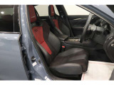 【運転席】ブラック基調のインテリアにハーフレザーシート(合皮/ファブリック※メーカー基準)。パワーシートでお好みの位置に座席を設定可能です。シートヒーター・フロアマット付です。