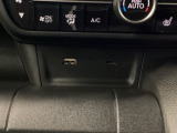 スマートフォンなどの充電に便利なUSBジャック。運転席からも助手席からも使いやすいです。