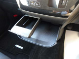 前席簡易テーブルにはカップホルダーもついています