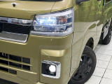 【LEDヘッドライト】悪天候や夜間走行時も良好な視界を確保し安心して運転できる高輝度LEDヘッドライトを装備!点灯速度が早く、消費電力も抑えられています。