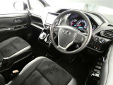 【運転席まわり】・・・ハンドルやシートなども隅々までクリーニング済み。キレイな車内でドライブがより一層快適にお楽しみいただけると思います。