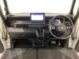 車内は光触媒抗菌消臭施工済です。インパネ周りはスタイリッシュなデザインで機能や装備も充実しています。グローブボックスやカップホルダーのほかにトレーなどたくさんの収納スペースが付いています。