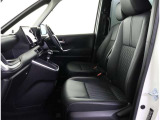 高いホールド性で運転姿勢が安定します。長距離ドライブでも疲れにくいのが魅力です。快適なドライビングライフをお送りください♪
