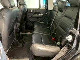 【リアシート】屋根までの高さがある車のため、大人の方でも圧迫感が少なく乗車出来ます。足元は広く取られているため、ゆったりとお乗り頂けます。