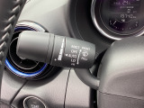 レバーをAUTOの位置にしているとき、レインセンサーが雨を感知すると、雨量に応じてワイパーが自動で作動してくれるオートワイパーを装備!設定変更で非作動にすると、間欠作動に固定されます。