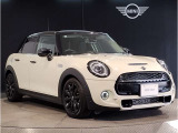 MINIのフロントグリルのデザインはイギリスで生まれた当初から、シルバーのサイドバーが折り重なった伝統的なデザインで御座います。その伝統はBMWのお車になってからでも少しずつ形を変えて守られております