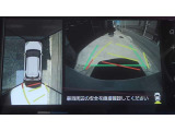 車を上から見下ろした視点で駐車をサポートするパノラマビューを搭載。運転席から確認しにくい車両周囲の状況を確認できます。