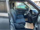運転席シートリフター(ラチェット式)で、座面の高さも上下に動き、体格にあわせて調整ができます。