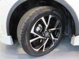 タイヤサイズは225/50R18。純正アルミホイール付き!