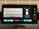 バックでの車庫入れも安心です! リアカメラが付いているバックモニター付のナビディスプレイを装備しております。バンパーについているソナーや、操作線もついており距離感も画面から確認できます。