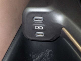 充電用USB端子付き。スマートフォンなどの充電に便利です。