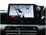 サイドクリアランスビュー表示中に、旋回時の運転操作に合わせて自動で車両を斜め後方から見たような映像を表示。