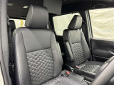 高いホールド性で運転姿勢が安定します。長距離ドライブでも疲れにくいのが魅力です。