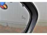 ブラインドスポットモニター。車線変更時などにドアミラーでは確認しにくい後側方エリア(ブラインドスポット)に存在する車両をレーダーで検知。警告サインをドアミラーに表示することで運転者に注意喚起する機能。