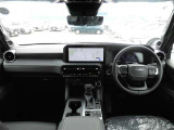 【運転席・インパネまわり】 ハンドル・シート・フロアーなど隅々までプロによるクリーニング済み☆彡キレイな車内でドライブが一層快適にお楽しみいただけます!!