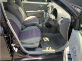 運転席まわりです。運転席からの視界が左右に広く隅々まではっきりと見渡せます!クルマの前端も把握しやすく安心して運転できます!