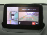 360&deg;ビューモニター搭載。カメラで車両周囲の状況を映し出すため、狭い場所での駐車などに役立ちます。