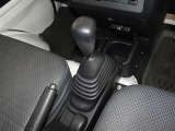 フロア5速マニュアル車です。