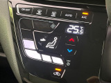 【オートエアコン】一度お好みの温度に設定すれば、車内の温度を検知し風量や温度を自動で調整。暑い&hellip;寒い&hellip;と何度もスイッチ操作をする必要はありません。快適な車内空間には必須の機能ですね♪