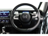 運転中もハンドルでの操作が可能です。特に高速道路等の目が離せない運転時には、便利さだけでなく、安全性も兼ね備えております。