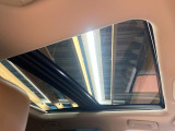 【大型サンルーフ】車内の解放感が一気に上がる大型のパノラマルーフ!季節を問わず開放的で快適なドライブをお楽しみいただけます。流通量も少なく希少価値の高い人気の装備です♪