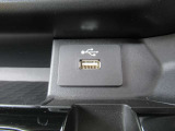 運転席そばにUSBソケットがあります♪♪ここでスマホの充電できちゃいます♪♪