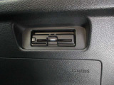 ETC。高速道路を利用する際、ノンストップで料金所を通過できます。別途セットアップ料金がかかります。