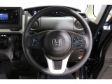 運転中もハンドルでの操作が可能です。特に高速道路等の目が離せない運転時には、便利さだけでなく、安全性も兼ね備えております。