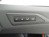 運転席は三人分のシートポジションを記憶します。