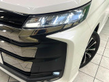 【LEDヘッドライト】悪天候や夜間走行時も良好な視界を確保し安心して運転できる高輝度LEDヘッドライトを装備!点灯速度が早く、消費電力も抑えられています。