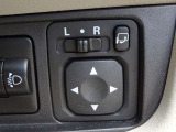 【電動格納ドアミラー】狭い駐車場で便利な電動格納ドアミラーが付いています。