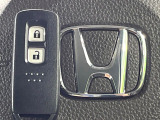 【Hondaスマートキー】カバンやポケットに入れたままでもドアの施錠・解錠が可能なスマートキーを装備。エンジンのオン・オフ時もカギを取り出す必要が無いからとっても便利です♪