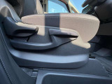 運転席シートはラチェット式のレバーで高さ調整できます。女性の力でも簡単に操作が可能ですよ。忙しい時でも、ちょうどよいドライビングポジションをサッと見つけられて、快適に運転していただけますね!
