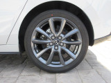 18インチ純正アルミホイールを装備。タイヤサイズは215/45R18となります。