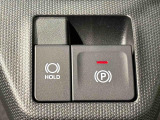 指先だけで簡単に操作が可能な電動パーキングブレーキを採用。「HOLD」スイッチを押すと、渋滞や信号待ちなどでブレーキペダルから足を離しても、ブレーキを保持するので安心です
