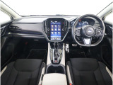 ■視界良好で運転しやすいコックピットです。シンプルで操作性の良いインパネ回りにデザインされ、SUBARUは安全性能に徹底的にまでこだわった視界設計を行っています。
