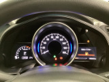 真ん中にスピードメーターを配した、見やすいメーターになっています。右側のインフォメーション画面でオドメーターや燃費などの情報を確認できます。