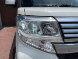 【LEDヘッドライト】悪天候や夜間走行時も良好な視界を確保し安心して運転できる高輝度LEDヘッドライトを装備!点灯速度が早く、消費電力も抑えられています。