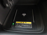 スマホの充電などに便利なワイヤレス充電器が付いてます。足元にコードが散らかることがなくなり、すっきり充電できます。