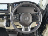 【Honda SENSING】 カメラ等装置で精度の高い検知能力を発揮、安全運転を支援します。ステアリング上のコントローラーに注目!