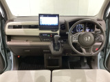 車内は光触媒抗菌消臭施工済です。インパネ周りはスタイリッシュなデザインで機能や装備も充実しています。グローブボックスやカップホルダーのほかにトレーなどたくさんの収納スペースが付いています。
