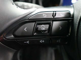 ステアリングスイッチ付き。手を離さずにさまざまな操作が可能です。