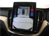 画面分割表示にも対応した360&deg;ビューカメラを搭載。狭い場所での取り回しも安心です。画面を分割することで、俯瞰画像と同時に車両前方または後方の180&deg;広角映像を表示することができます。
